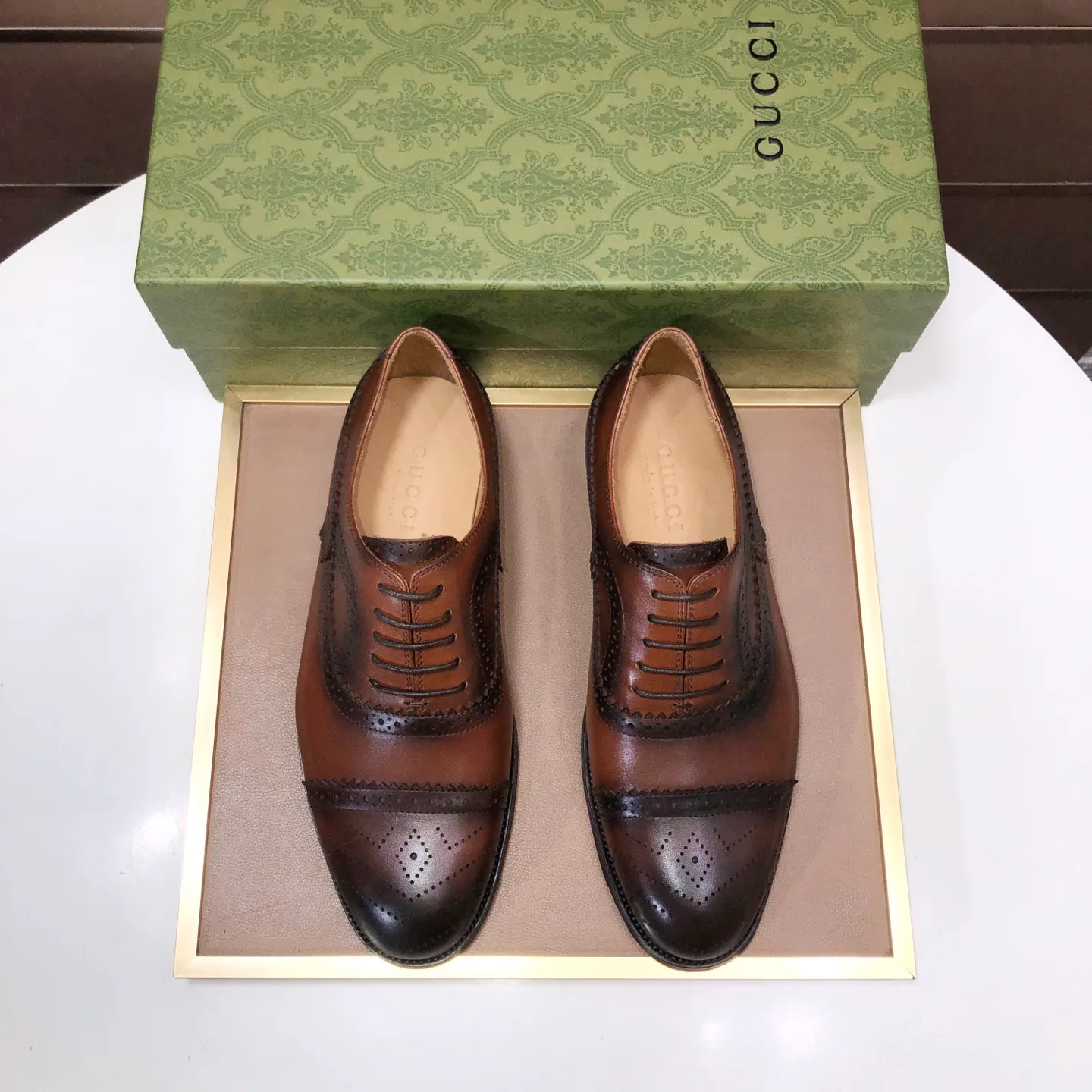 Men's shoes 💰660💰 Brand: GUCCI (Gucci) Standard code: Men's size 38/44 (45/46 can be customized) Grade: Same as the official website Original quality Material: Original cowhide Water-dyed cowhide lining Original rubber outsole Style category: Men's fashionable casual leather shoes Distinguished big-name luxury elements top luxury Color: Actual picture